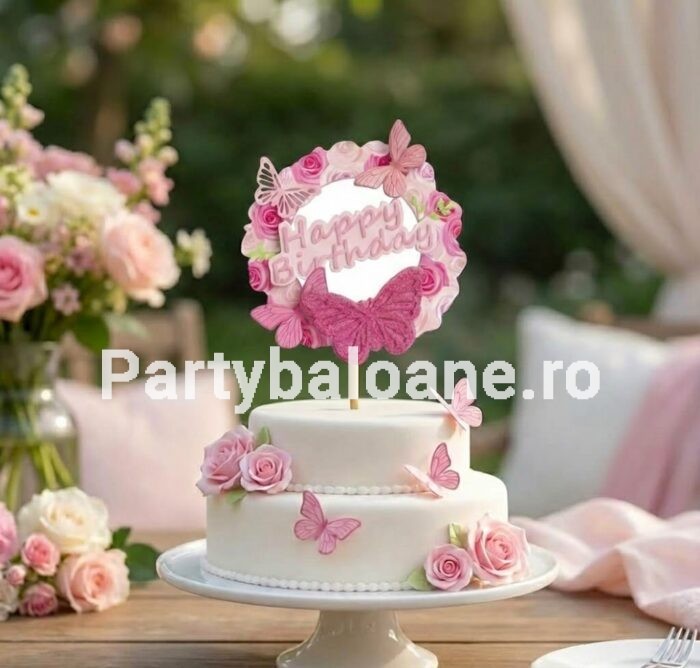 Topper Tort Happy Birthday Rotund Roz cu Fluturi și Trandafiri – Decor Elegant Topper decorativ rotund pentru tort cu mesajul Happy Birthday roz inconjurat de coronita de trandafiri roz si trei fluturi dintre care unul mare cu glitter roz pe un tort alb decorat