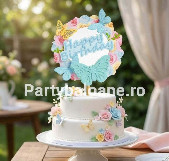 Topper Tort Happy Birthday Rotund cu Fluturi Albaștri și Trandafiri Pastel – Decor Elegant 14x13 cm Topper decorativ rotund pentru tort cu mesajul Happy Birthday albastru inconjurat de coronita de trandafiri pastel si trei fluturi dintre care unul albastru cu glitter