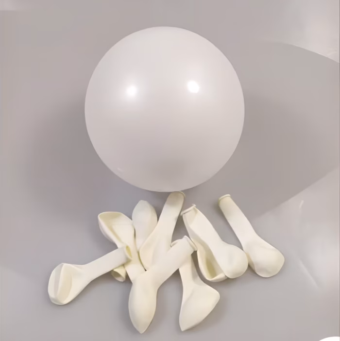 Set 100 Baloane Latex Albe (30 cm) Calitate Superioară pentru Arcade Pachet de 100 baloane din latex gros, dimensiune standard 30 cm, culoare alb pur. Imaginea prezinta un balon alb complet umflat, evidentiind forma perfect rotunda si opacitatea materialului, pozitionat deasupra mai multor baloane albe neumflate, aratand calitatea premium a latexului.