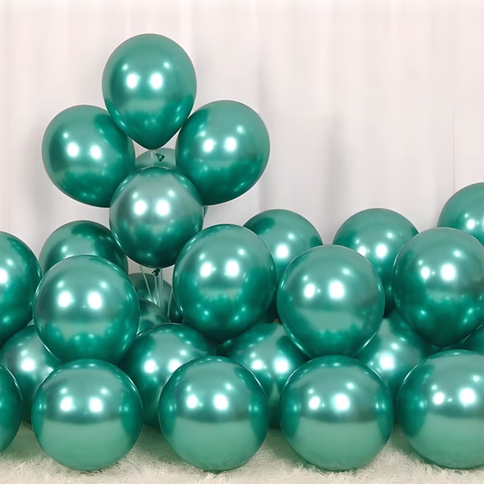 Set 50 Baloane Latex Verde Chrome (30 cm) Decor Metalizat Premium Grup impresionant de baloane din latex umflate, avand dimensiunea standard de 30 cm, in nuanta verde chrome cu luciu metalizat de oglinda. Baloanele stralucesc puternic intr-un decor elegant, reflectand lumina si demonstrand densitatea materialului cu zero transparenta. Unele baloane sunt asezate la baza, iar altele plutesc sustinute de heliu.