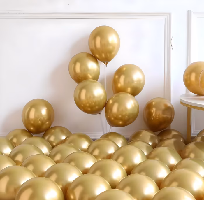 Set 50 Baloane Latex Auriu Chrome (30 cm) | Decor Metalizat Premium Buchet impresionant format din baloane din latex de 30 cm, complet umflate, in nuanta auriu chrome. Baloanele au un finisaj metalizat de tip oglinda care reflecta puternic lumina si o densitate cu zero transparenta, fiind grupate intr-un aranjament spectaculos de petrecere.