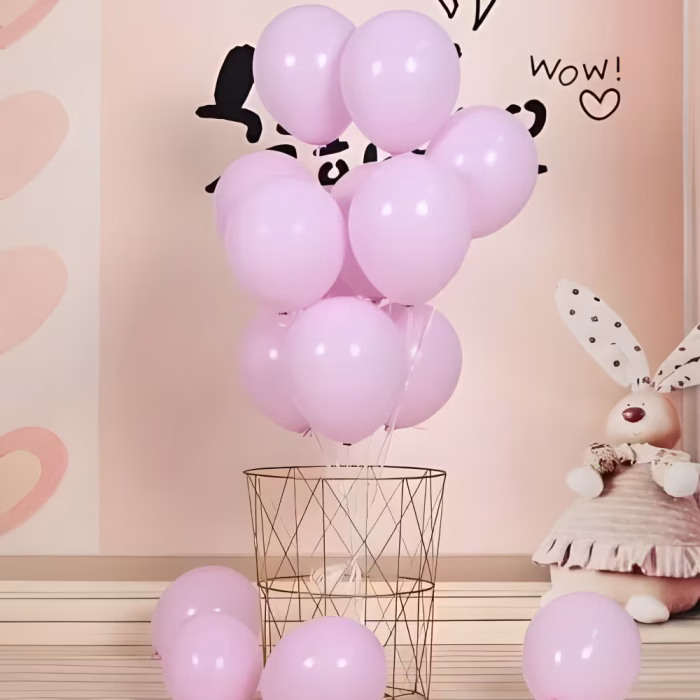 Set 100 Baloane Latex Macaron Lila (30 cm) | Pastel Premium Buchet diafan din baloane de latex de 30 cm, complet umflate cu heliu, intr-o nuanta pastelata de lila macaron sau mov deschis. Baloanele au o culoare plina si o textura fina, catifelata, fiind ancorate intr-un cos metalic decorativ pe podea, chiar langa o jucarie de plus sub forma de iepuras, intr-un decor de poveste.