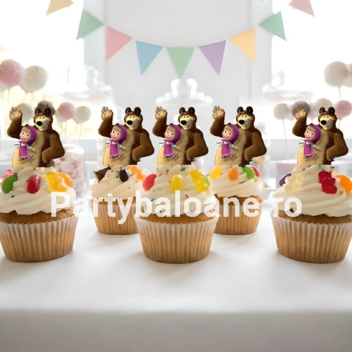 Set 10 Toppere Masha și Ursul pentru Tort și Brioșe – Decor Candy Bar Set 10 toppere decorative cu personajele Masha și Ursul înfipte în brioșe cu cremă albă pe o masă de candy bar aranjată festiv