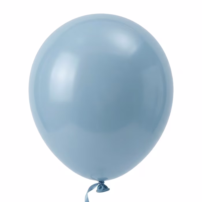 Set 100 Baloane Latex Albastru Deschis Vintage (Baby Blue) 30 cm Un balon din latex de 30 cm complet umflat, in nuanta calda de albastru deschis vintage sau baby blue, asezat estetic peste cateva frunze uscate de pampas, pe un fundal alb. Imaginea subliniaza calitatea premium, culoarea plina si designul modern boho chic al unui set de 100 de bucati.