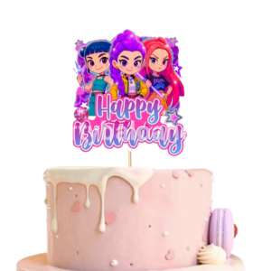 Topper Tort Kpop Demon Hunters – Decor Petrecere Model 2 (14X13Cm) Topper Pentru Tort Din Carton Cu Tematica Kpop Demon Hunters Model 2, Dimensiune 14X13 Cm, Montat Pe Bat De Bambus, Infipt Intr-Un Tort.