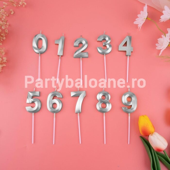 Lumânare Cifră 3, Flippy®, Model Diamond, 5 x 3.4 cm, Argintiu Adaugă o notă elegantă și festivă tortului tău cu lumânarea Flippy® – Cifră 3, din colecția Diamond. Realizată din parafină de calitate superioară, lumânarea are un design strălucitor, perfect pentru aniversări și petreceri tematice. ✔ Dimensiuni: 5 x 3.4 cm ✔ Grosime: 1 cm ✔ Material: parafină, turnată prin injecție ✔ Culoare: auriu, model strălucitor Diamond ✔ Cu băț lung pentru fixare sigură pe tort ✔ Ideală pentru zile de naștere, aniversări sau petreceri pentru copii O lumânare elegantă și stabilă, care oferă un plus de rafinament momentului aniversar.