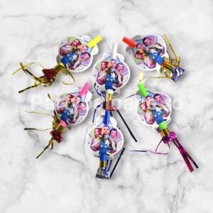 Set 6 Suflători Kpop Demon Huntrix – Fluiere Petrecere Colorate Set De 6 Suflători Și Fluiere Colorate Cu Tematica Kpop Demon Huntrix Pentru Petreceri Aniversare.