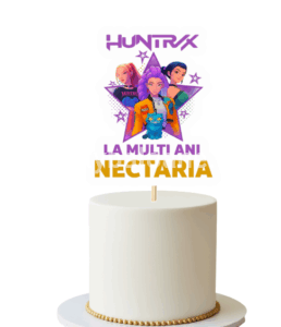 Topper Tort Personalizat Kpop Demon Huntrix Topper Tort Personalizat Tematica Kpop Demon Huntrix, Cu Personaje Feminine Stil Animatie Pe Fundal Mov Si Text Happy Birthday, Dimensiune 15.5X13.5 Cm.