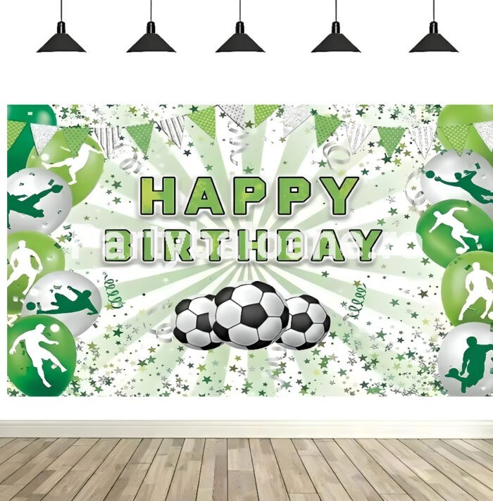 Fundal Foto Fotbal – Decor Aniversare Premium Fundal foto textil aniversare tematica fotbal cu mingi de fotbal, baloane verzi cu siluete jucatori, confetti si textul Happy Birthday.