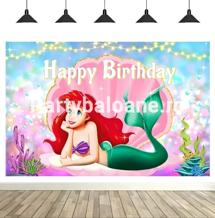 Fundal Foto Mica Sirenă Ariel Fundal foto textil aniversare tematica Mica Sirena Ariel cu printesa in scoica, decor subacvatic colorat si textul Happy Birthday.