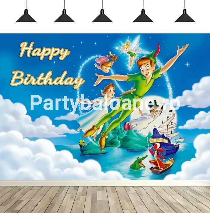 Fundal Foto Peter Pan – Decor Aniversare Țara de Nicăieri Fundal foto textil aniversare tematica Peter Pan cu personaje zburand (Peter, Wendy, Tinkerbell), Capitanul Hook, crocodil si textul Happy Birthday.