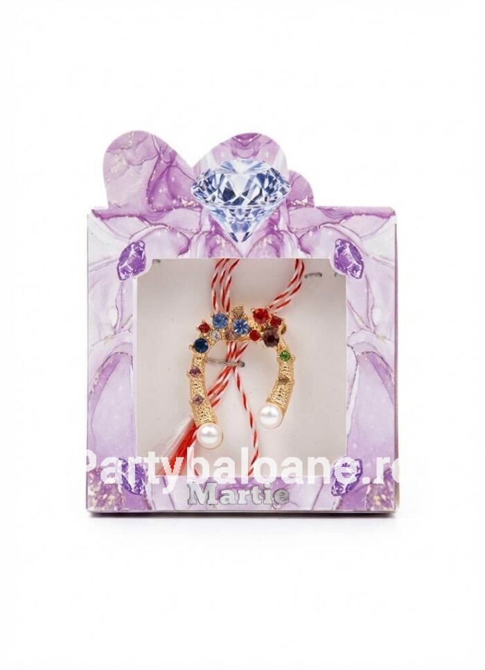 Mărțișor Broșă Potcoava Metalică 3 cm cu Șnur Tradițional Alb-Roșu și Cutiță Tradițional Broșă mărțișor metalică de 3 cm cu șnur tradițional alb-roșu, ambalată în cutiuță colorată cu fereastră transparentă.
