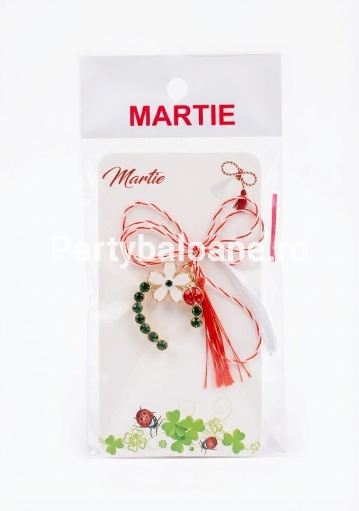 Mărțișor broșă potcoavă aurie cu floare albă și cristale verzi, metalic, dimensiune 2.5 cm, pe cartonaș cu șnur alb-roșu.