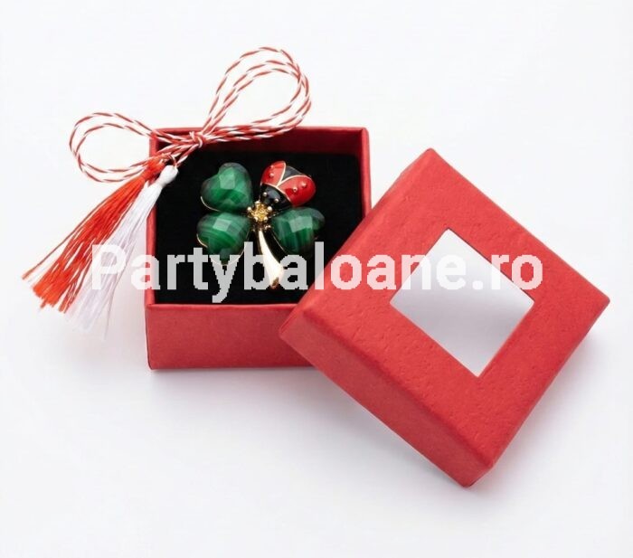 Mărțișor Broșă Trifoi Premium Cadou Norocos 1 Martie în Cutie Martisor premium brosa trifoi cu patru foi verde si gargarita in cutie cadou rosie cu fereastra si snur