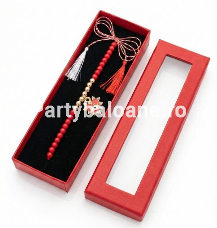 Mărțișor Premium Brățară Inimă și Ochi Protector – Cadou Elegant (Cutie Inclusă) Mărțișor premium brățară mărgele roșii cu pandantiv inimă și ochi protector așezată în cutie lungă roșie de cadou cu fereastră și șnur alb-roșu.