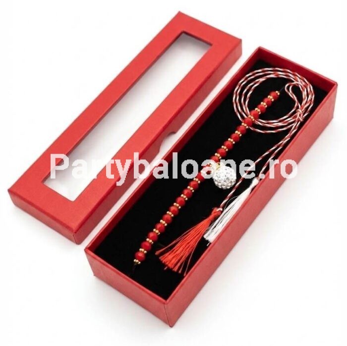 Mărțișor Premium Brățară Mărgele Roșii – Cadou Elegant (Cutie Inclusă) Mărțișor premium brățară mărgele roșii cu sferă strălucitoare cu cristale așezată în cutie lungă roșie de cadou cu fereastră și șnur alb-roșu de 1 Martie.
