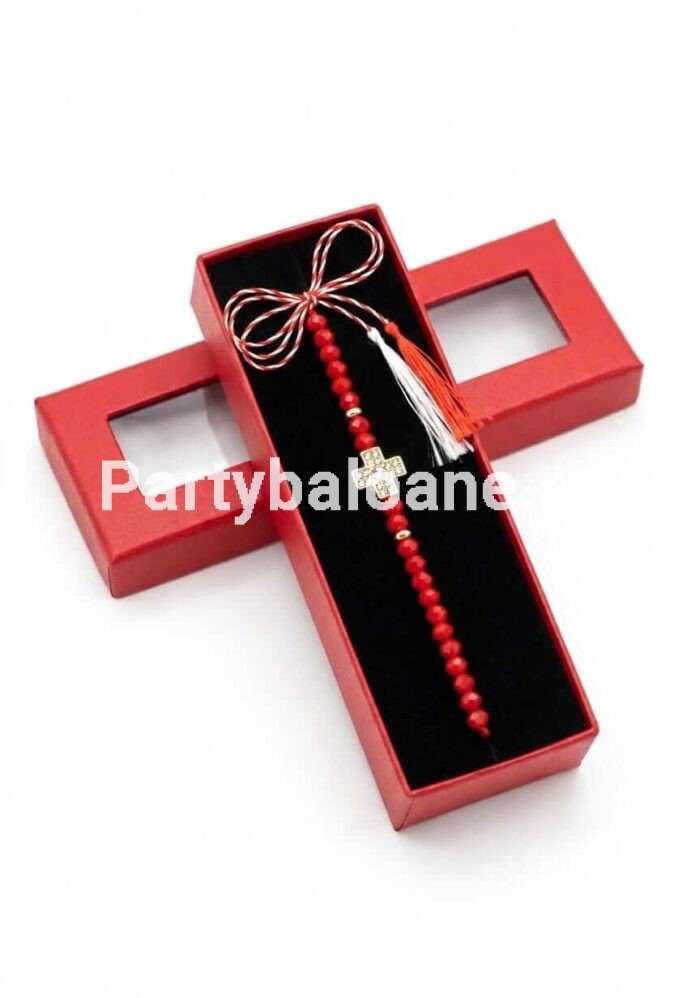 Mărțișor Premium Brățară Roșie cu Cruce – Cadou Elegant (Cutie Inclusă) Mărțișor premium brățară mărgele roșii cu cruce strălucitoare cu cristale așezată în cutie lungă roșie de cadou cu fereastră și șnur alb-roșu de 1 Martie.