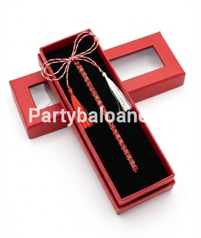 Mărțișor Premium Brățară Strasuri – Cadou Elegant 1 Martie (Cutie Inclusă) Mărțișor premium brățară elastică aurie cu strasuri roșii așezată în cutie lungă roșie de cadou cu fereastră și șnur alb-roșu de 1 Martie. Mărțișor premium brățară elastică aurie cu strasuri clare strălucitoare așezată în cutie lungă roșie de cadou cu fereastră și șnur alb-roșu de 1 Martie.