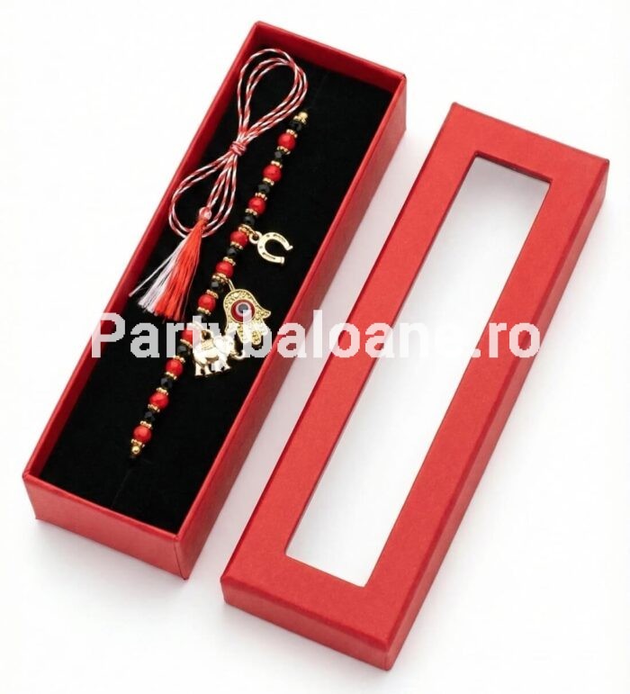 Mărțișor Premium Brățară Triplu Noroc (Potcoavă, Hamsa, Elefant) – Cutie Inclusă Mărțișor premium brățară mărgele roșii negre cu amulete aurii potcoavă hamsa elefant în cutie cadou roșie cu fereastră și șnur.