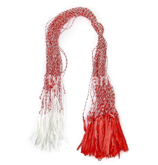 Detaliu al unui șnur de mărțișor clasic cu ciucuri, reprezentativ pentru setul de 100 de bucăți, lungime 38 cm.