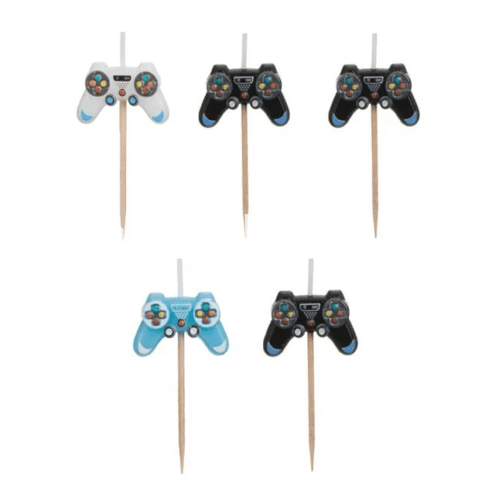 Set 5 Lumânări Tort Gaming - Manete Consolă NegruAlbCiel Set 5 lumanari tort forma manete consola gaming culori negru alb albastru ciel pe scobitoare pentru aniversare gameri.