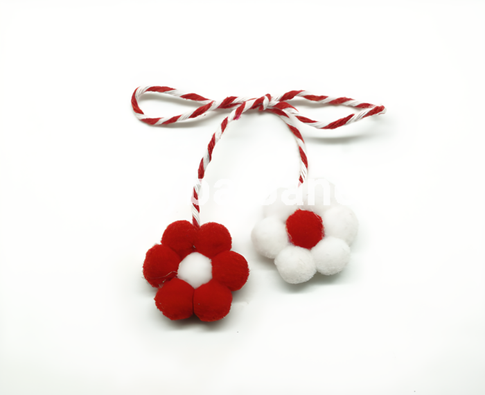 Șnur mărțișor alb-roșu cu două flori textile pufoase (pom-pom), diametru 3 cm.