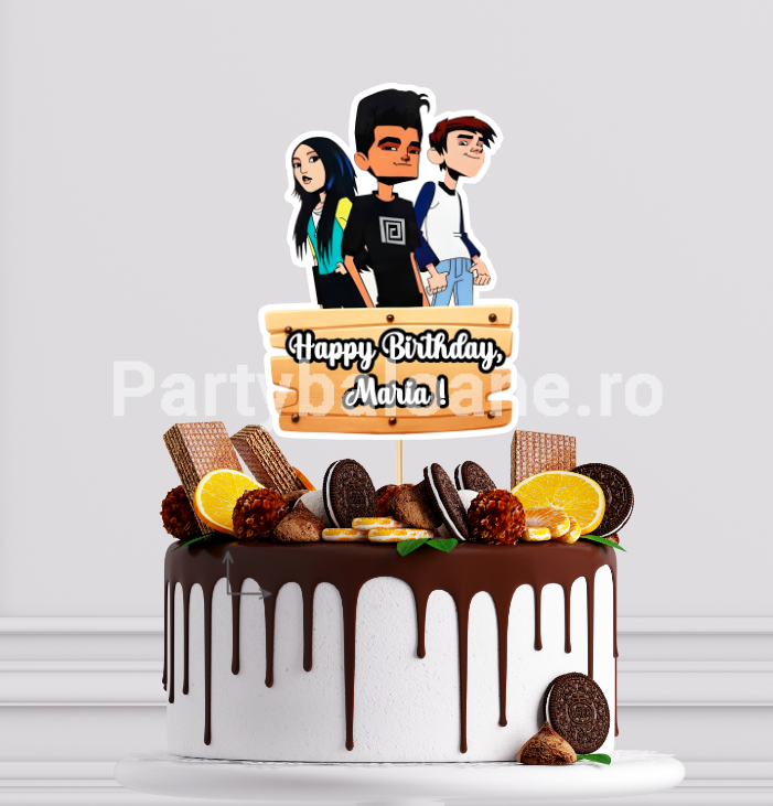 Topper Tort Personalizat The Hollow Vidul Misterios – Decor Unic Topper de tort personalizat cu tematica The Hollow Vidul Misterios, afisand personajele Adam Mira si Kai si textul Happy Birthday Maria, asezat pe un tort de ciocolata.