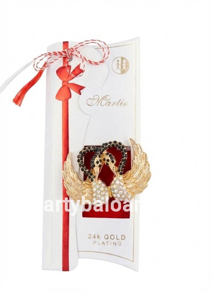Mărțișor Broșă Lebede Îndrăgostite Placată cu Aur 24K, Cristale Albe și Negre (5 cm) în Cutie Premium Mărțișor broșă în formă de două lebede care formează o inimă, placată cu aur 24K, decorată cu cristale albe și negre, dimensiune 5 cm, în cutie cadou premium Martie.