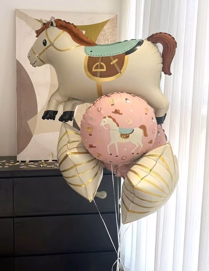 Set 5 Baloane Folie Cal și Ponei Decor Petrecere Fete (Cod F4) Set de 5 baloane din folie pentru petreceri tematica cai si ponei. Aranjamentul contine o figurina cal gigant de 80 cm, 2 baloane rotunde roz cu imprimeu ponei si 2 stele albe cu irizatii aurii, formand un buchet elegant.