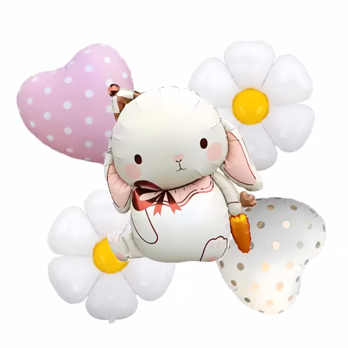 Set 5 Baloane Folie Iepuras cu Morcov, Inimi si Margarete (AerHeliu) Un set vesel compus din 5 baloane din folie premium. Piesa centrala este un balon gigant in forma unui iepuras kawaii care tine un morcov si poarta un coif. Iepurasul este inconjurat de doua baloane inima (una roz cu buline albe, cealalta alba cu buline aurii) si doua baloane in forma de margarete albe cu centru galben. Ideal pentru petreceri de 1 an, botez, tematica ferma animalelor si aranjamente de primavara.